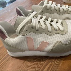 VEJA WOMENS SIZE 8